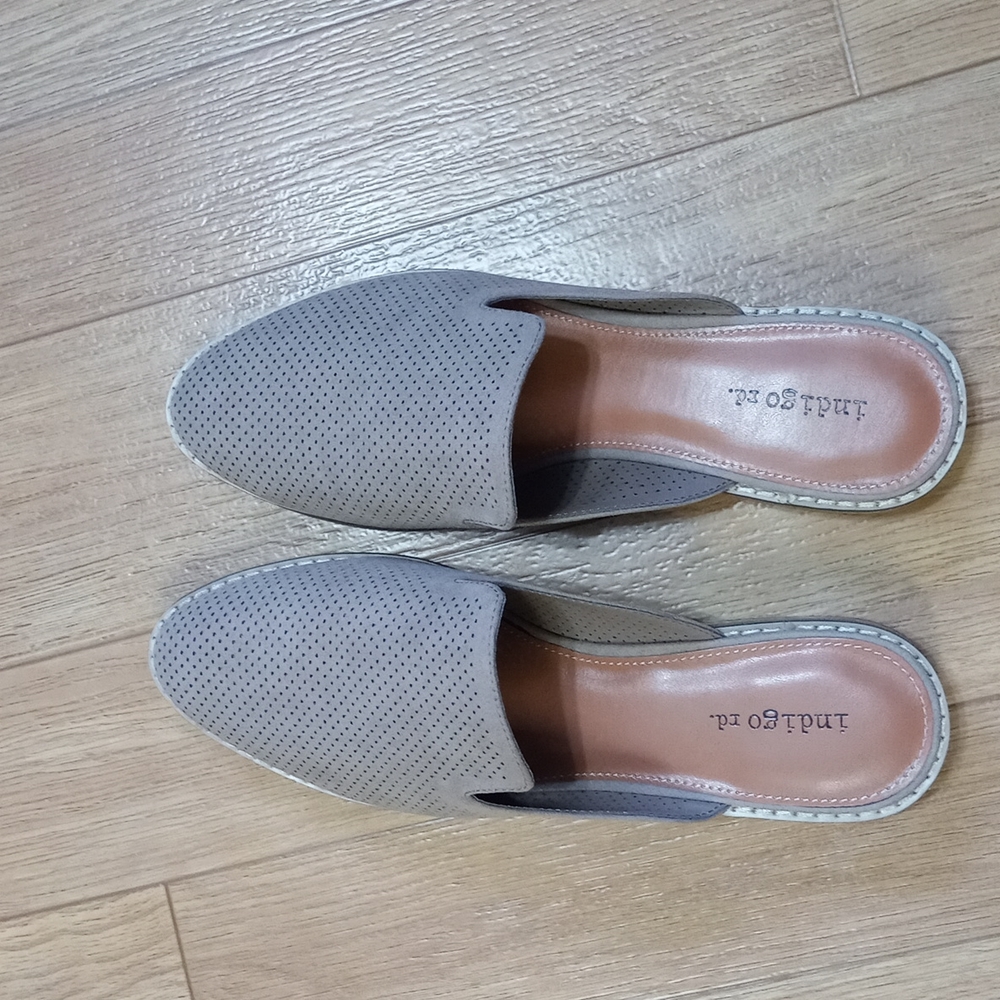~3 for $30~ indigo rd tan mules, NWOT size 8.5
